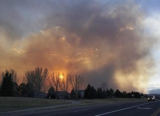 Incendio consume casi 600 casas y obliga a evacuar localidades en EEUU