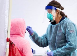 Maestra pasó cinco horas en el baño de un avión tras saber que tenía covid-19