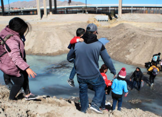 Migrantes pagan hasta US$ 2.200 millones tratando de llegar