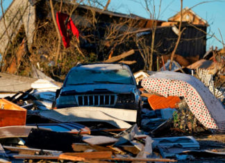 Miles de personas sin servicios después de tornados en EE. UU., decenas de muertos