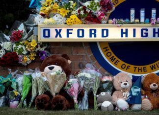 Padres de autor de un tiroteo en EEUU imputados de homicidio involuntario