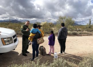 Récord de cruces y muertes de migrantes marcaron frontera sur de EEUU en 2021