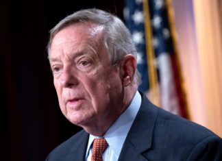 Senadores demócratas ponderan obviar el fallo de parlamentaria en inmigración