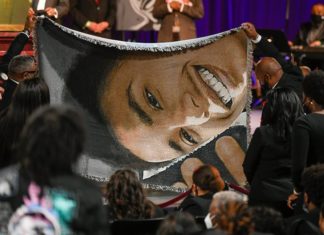 Una policía rompe a llorar al ver en juicio cómo disparó a un negro en EEUU