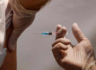 Vacunas Sinovac y Pfizer no son efectivas contra ómicron, según estudio chino antivacunas