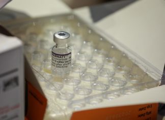 Un año de Pfizer, la piedra angular frente a la pandemia en la UE