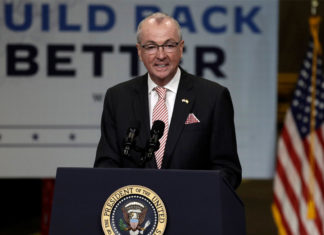 Critican al gobernador de Nueva Jersey por manejo de fondos para trabajadores excluidos