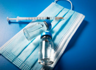 ¿Ponerse el refuerzo ahora o esperar? Muchos se preguntan cómo navegar la próxima ola de covid