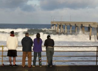 EE.UU. levanta su alerta de tsunami sin registrar daños graves en costa oeste