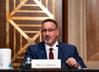 EEUU espera mantener los colegios abiertos pese al alza de casos de covid-19