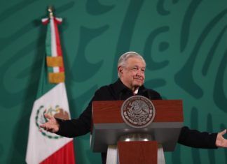 Estatua de López Obrador recién desvelada es derribada en centro de México