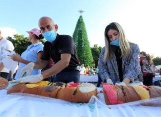 Familias hispanas despiden la Navidad con regalos y rosca de Reyes