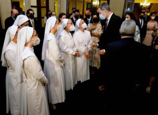 Felipe VI mantiene un encuentro con la comunidad española en Puerto Rico
