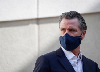 Gobernador de California plantea la sanidad universal para toda la población