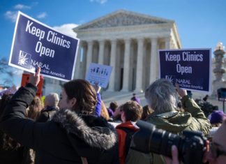 HRW critica el racismo, las restricciones al aborto y la expulsión de migrantes en EE.UU.