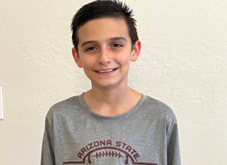 Niño latino de 12 años se prepara para ir a la universidad