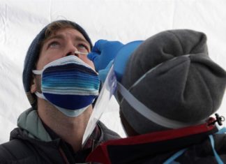 Ómicron comienza a retroceder en EEUU pese a que siguen subiendo las muertes