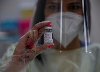 Puerto Rico apuesta por refuerzo y restricciones ante récord de contagios