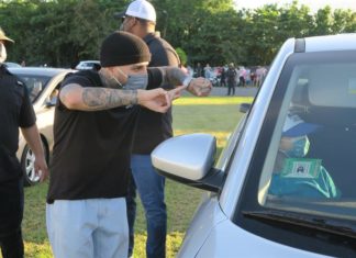 Rauw Alejandro y Wisin reparten regalos en Puerto Rico en víspera de Reyes