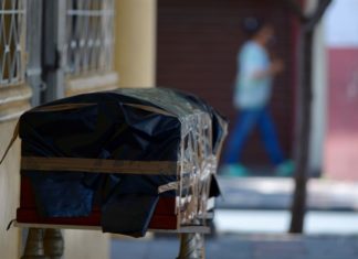 Residente de Texas admite haber transportado a dos indocumentados en ataúd