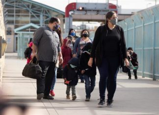 Solicitantes de asilo piden a la justicia que les dé permisos de trabajo