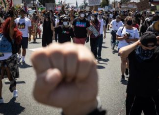 Uno de cada cuatro estadounidenses justifica la violencia contra el Gobierno