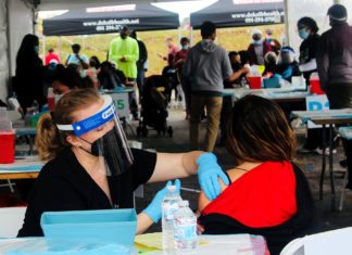 Ante el avance de ómicron, mejora la vacunación de los latinos