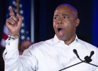 Adams presenta una iniciativa para ayudar a jóvenes en libertad condicional