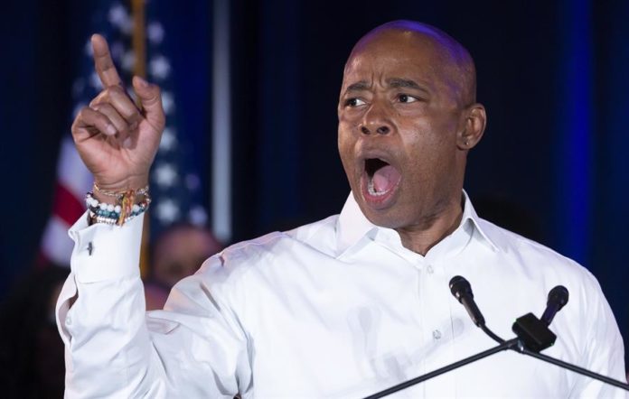 Adams presenta una iniciativa para ayudar a jóvenes en libertad condicional