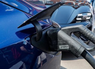 Arranca el plan de Biden para instalar 500.000 cargadores de autos eléctricos