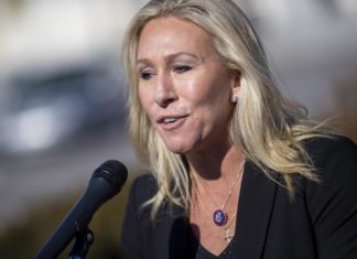 Critican a congresista Taylor Greene por ir a foro de neonazis en Florida