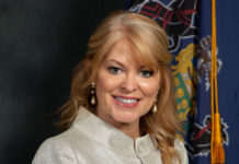 Demócratas cuestionan a Stacy Garrity por negarse a revelar la promesa que habría hecho a Trump Stacy Garrity