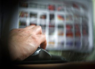 Hallan en casa de padre de acogida habitual miles de videos porno con niños