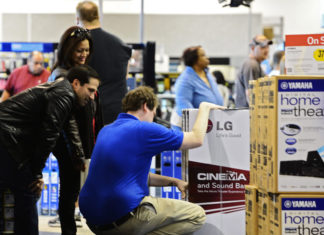 La deuda de los consumidores estadounidenses aumentó un 5,9 % el año pasado