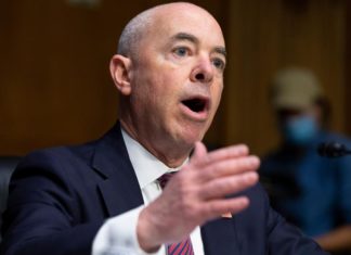 Nueva regla de carga pública de Biden reduce número de inmigrantes afectados