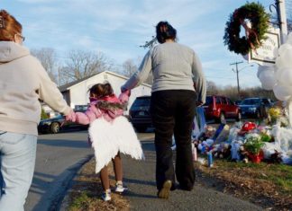 Víctimas de tiroteo escolar en EEUU logran acuerdo con fabricante de armas