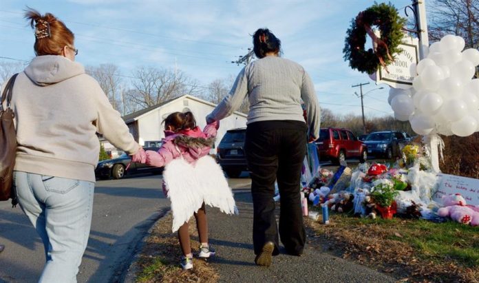 Víctimas de tiroteo escolar en EEUU logran acuerdo con fabricante de armas