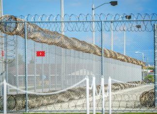 Activistas piden investigar uso de sustancias tóxicas en centro de migrantes