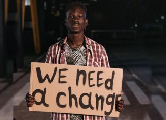 Alumnos blancos fingen subastar a negros como esclavos