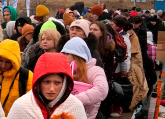 Enlistarse o huir: mujeres ucranianas resisten al invasor ruso este 8 de marzo