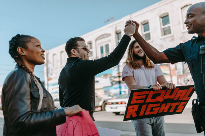 Escuchando-y-hablando-se-entiende-la-gente