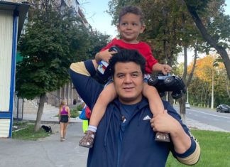 Frustrado y sin ayuda, latino irá a Ucrania a «salvar» a su hijo de 2 años