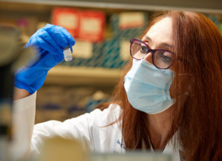 Hondureña María Elena, propuesta al Nobel por su vacuna anticovid para los pobres