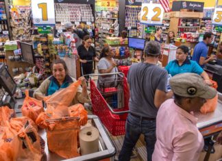 Intentó violar a una mujer en un supermercado, pero los clientes lo evitaron