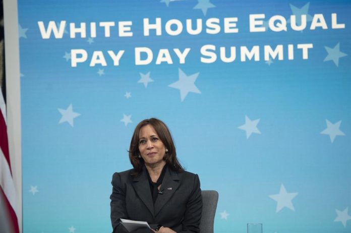 Kamala Harris denuncia la brecha salarial como un impuesto para las mujeres