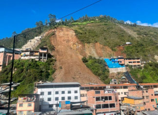 Ladera de cerro se derrumba en Perú