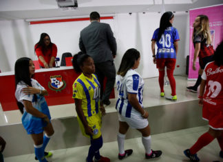 Lanzan mofas racistas a jugadoras negras y latinas en partido escolar