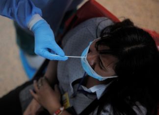 Los contagios y las muertes por la covid-19 bajan en América, excepto en el Caribe