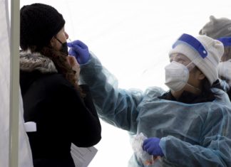 Los test de covid dejan de ser gratis para la gente sin seguro médico en EE.UU.