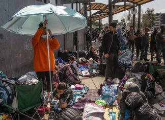 Migrantes rusos y ucranianos montan campamento en ciudad mexicana de Tijuana